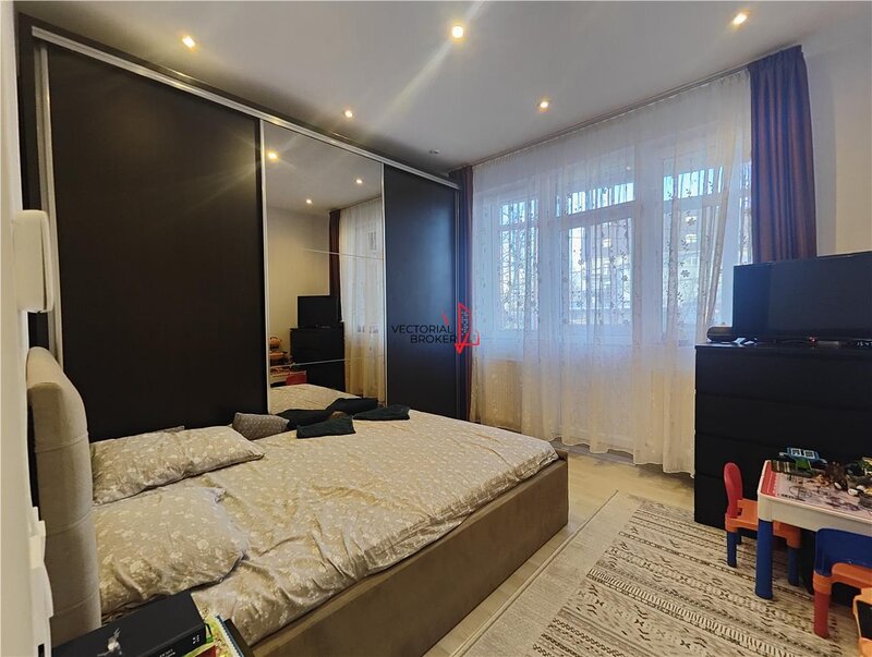 Salaj, Scoala Gimnaziala George Calinescu, 2 camere decomandate, et.1, bloc 2008, centrala, renovat,