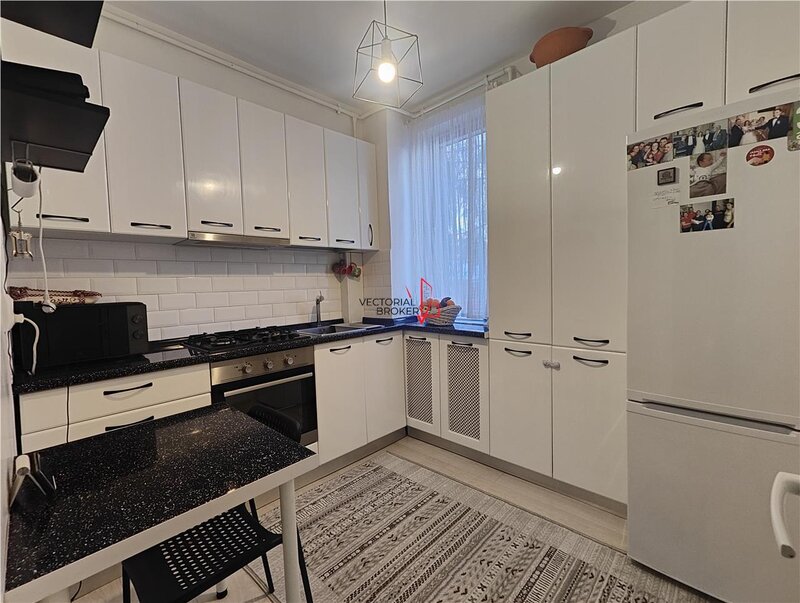 Salaj, Scoala Gimnaziala George Calinescu, 2 camere decomandate, et.1, bloc 2008, centrala, renovat,